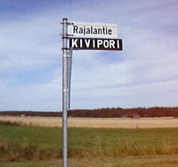 Rajalantien viitan lis�ksi
samassa tolpassa on Kivipori-viitta